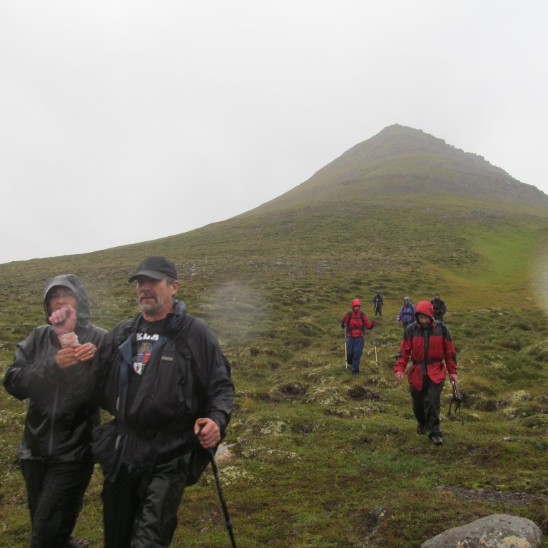 Brynleifur slasaður á hendi eftir að hafa fengið grjót á sig.