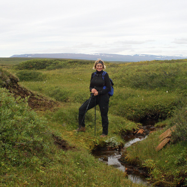 Elín M. Hallgrímsdóttir við ræsið á Kamarlæk.