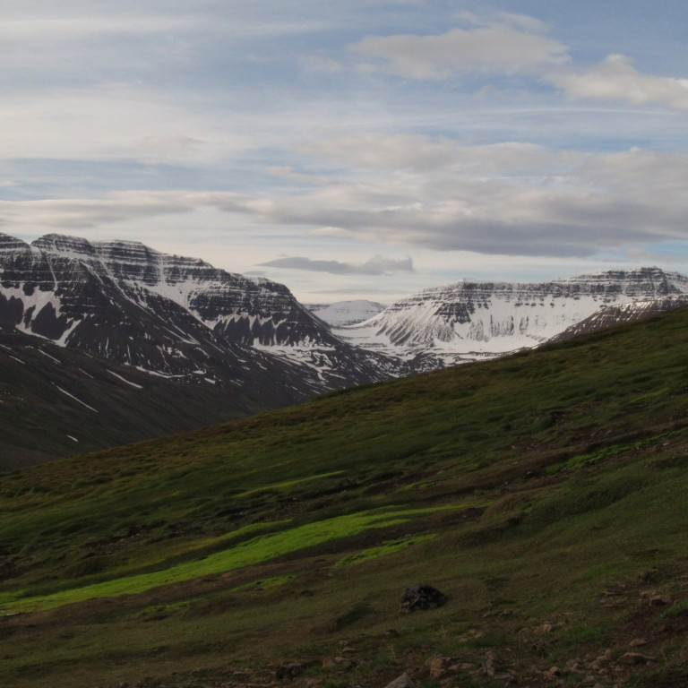 Sandskálarhnjúkur, Hvarfdalsskarð og Lambaskálarfjall í baksýn.