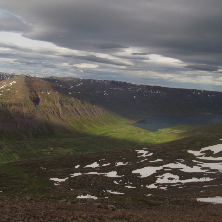 Stífluvatn. Hamarshyrna í sól.
