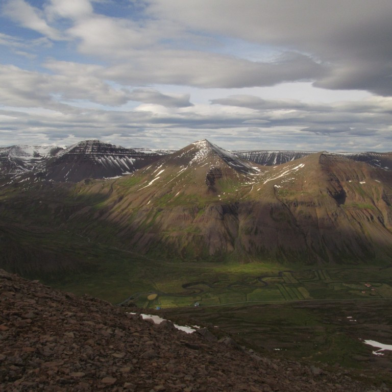 Miðhyrna og Hamarshyrna baðaðar í sól.Sést í Þrasastaði og Depla.