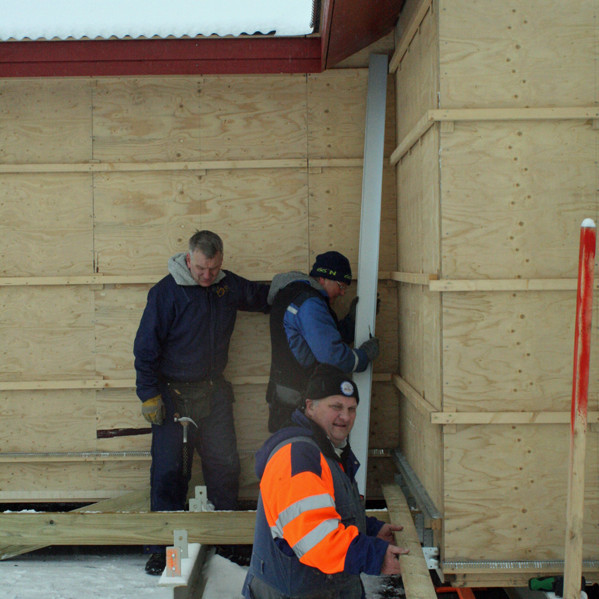 Grímur, Hilmar og Einar að máta blikk utan á skálann.