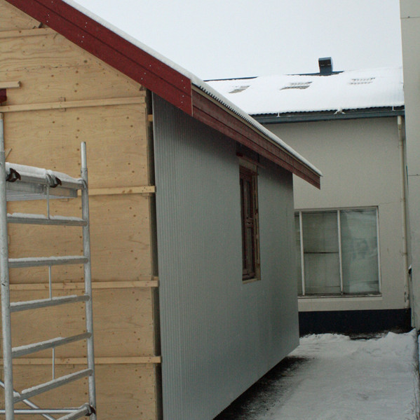 Búið að klæða langvegg skálans að utan með aluzinki.