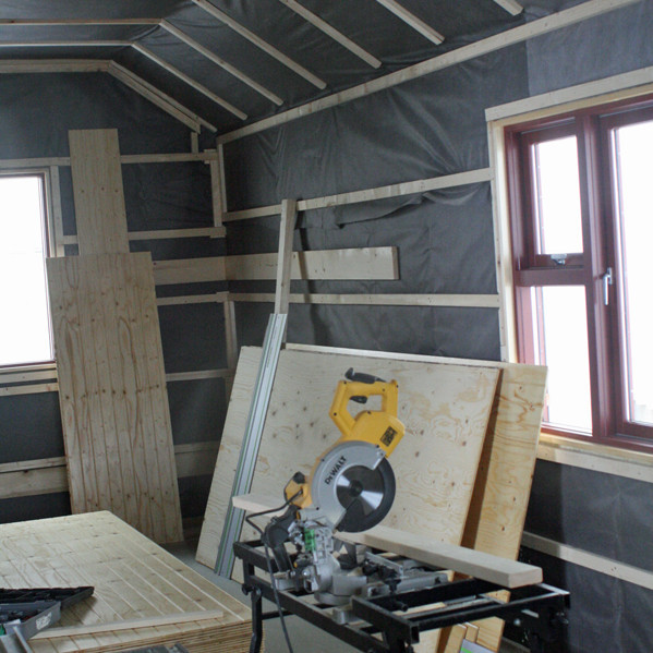 Inni í meginskálanum: jarðdúkur á veggjum og lektur þar innan á.