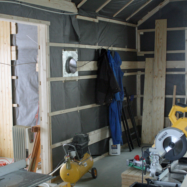 Inni í meginskálanum: Kabyssurörið fer fram í forstofuna.