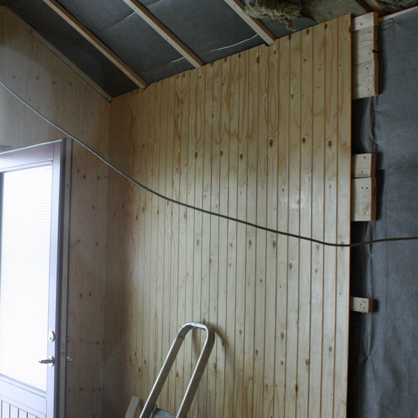 Þilplötur að koma á vegg forstofunnar.