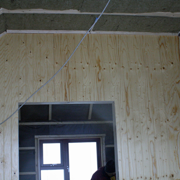 Milliveggurinn milli meginskálans og forstofunnar.