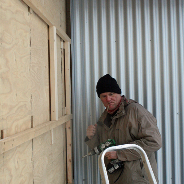 Valur að klæða útveggi skálans með aluzinki.