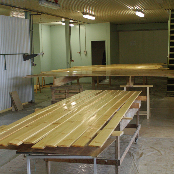 Búið að bera olíu á panel sem fer í loft skálans.