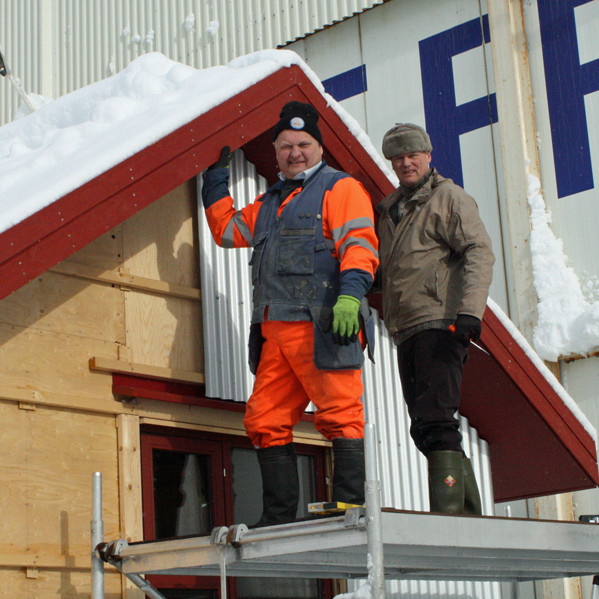 Einar og Valur að klæða aluzink á suðurstafn skálans.