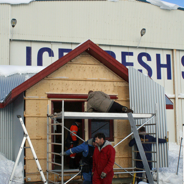 Byrjað að máta aluzink plötu á vesturstafn Nýja-Lamba.
