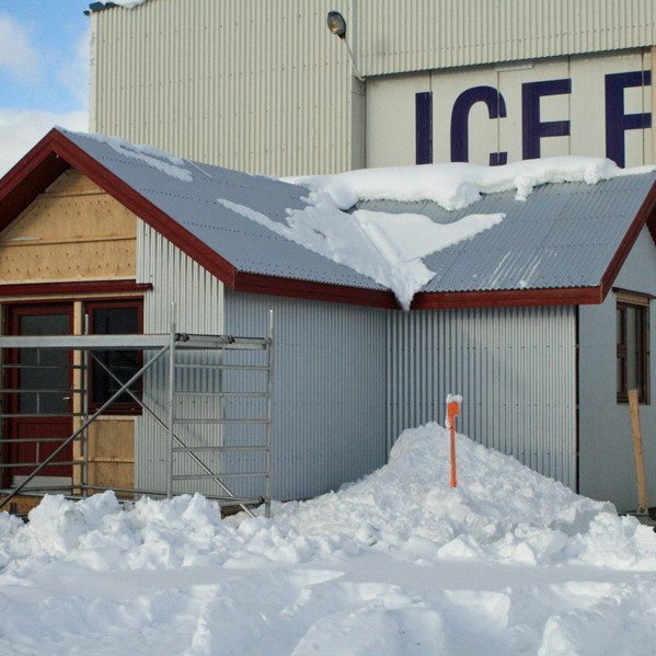 Að kvöldi 22.03.14: Klæðning aluzinks á stafnana langt komin.