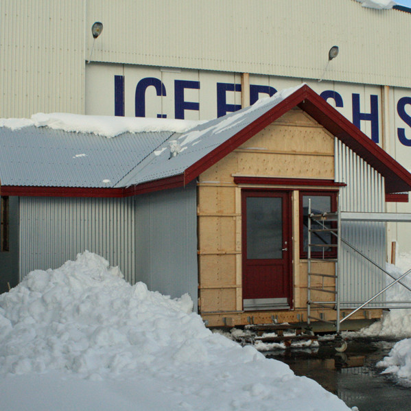 Að kvöldi 22.03.14: Búið að klæða aluzink á norðurstafn Nýja-Lamba.