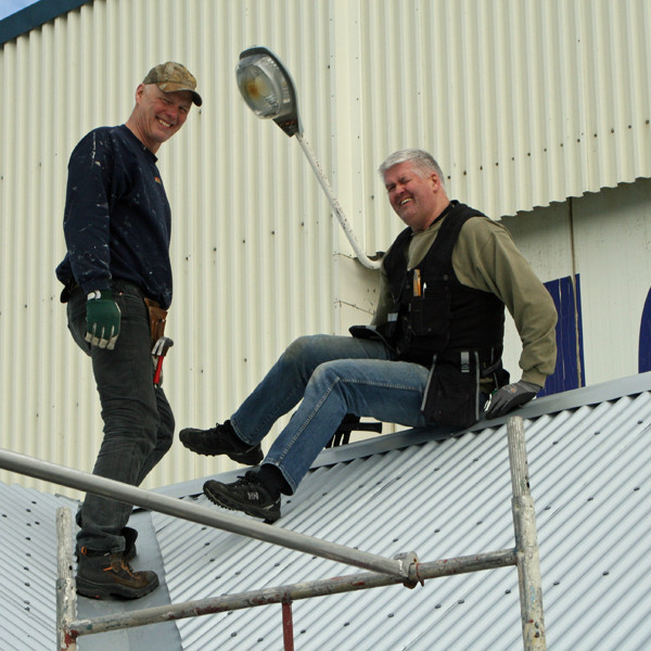 Vignir og Sigþór að vinna við kjölinn á þaki skálans.