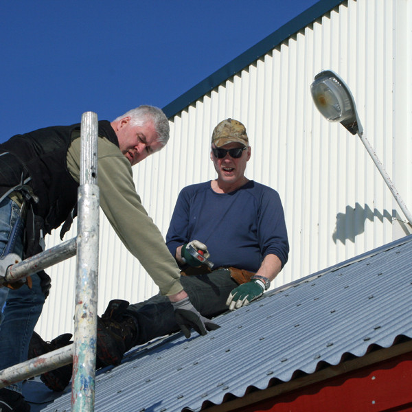 Sigþór og Vignir að vinna við kjölinn á þaki meginskálans.