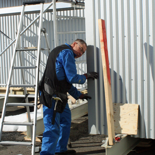 Hilmar að máta blikk á horn forstofunnar.