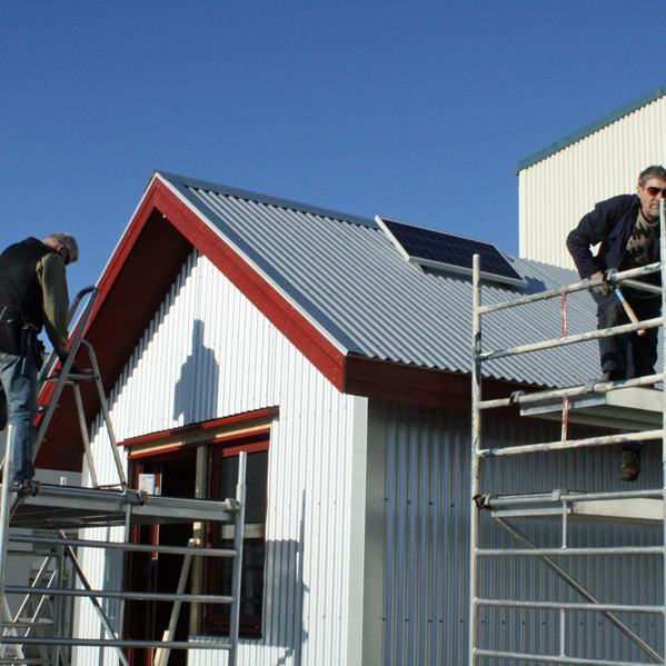 Sigþór og Brynleifur að vinna við þak forstofunnar.