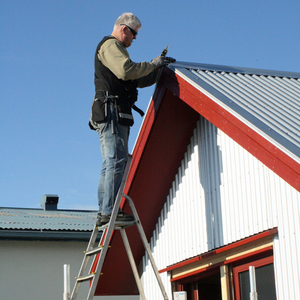 Sigþór að festa kjöl á þak forstofunnar.