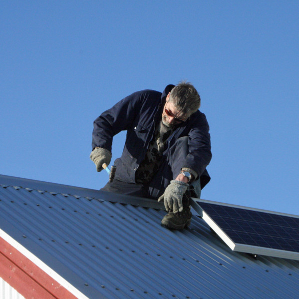 Brynleifur að hamra kjöl á þaki forstofunnar.