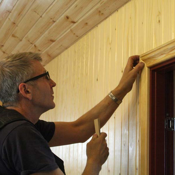 Sigurgeir Sigurðsson að máta geretti við innihurð meginskálans.