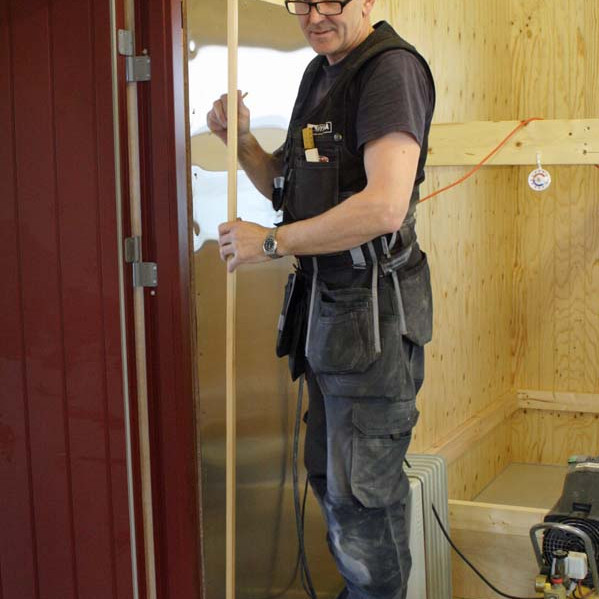 Sigurgeir að undirbúa geretti norðan dyranna inn í meginskálann.