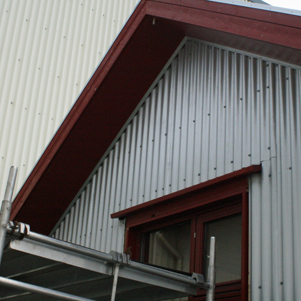 Blikklistar komnir í löggina milli þaks og stafns.