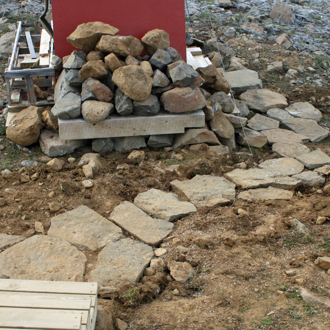 Búið að helluleggja frá Lamba að salerninu.