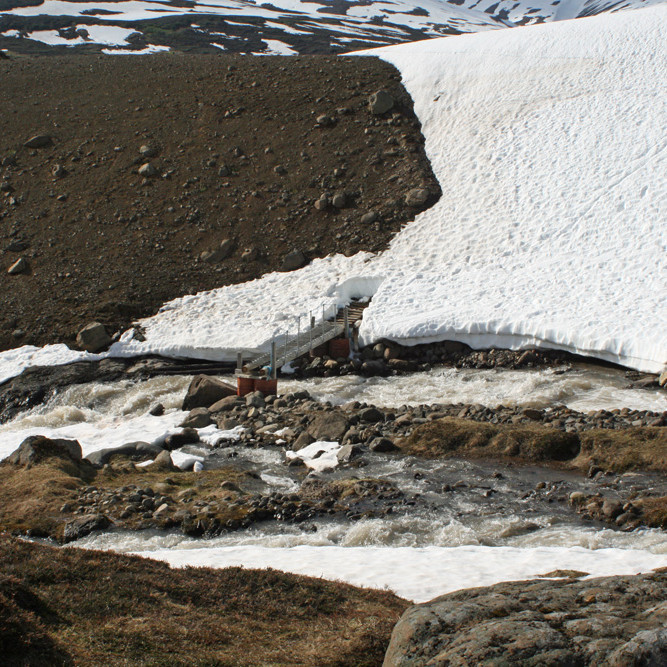 Við gil Fremri-Lambár. Nýja brúin á miðri mynd.