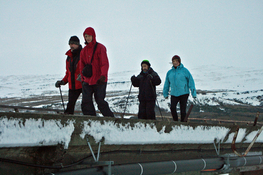 Gengið austur yfir eina af gömlu brúnum.