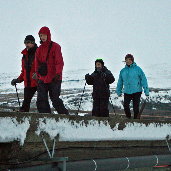 Gengið austur yfir eina af gömlu brúnum.