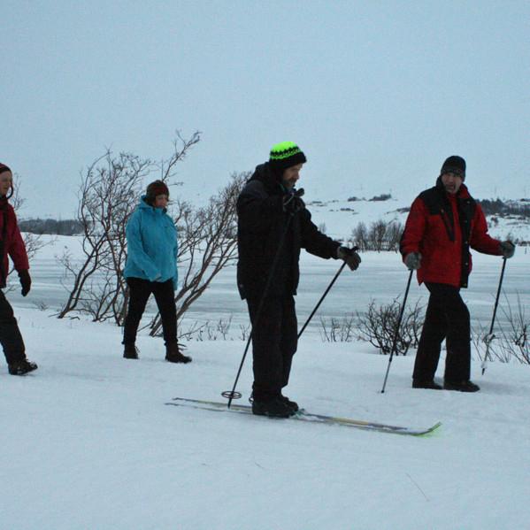 Á leið suður austan flugbrautarinnar á Akureyrarflugvelli.