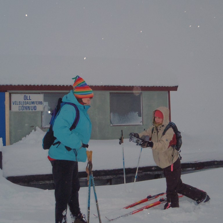 Anna María og Kerstin Gillen við efri skíðaskálann.
