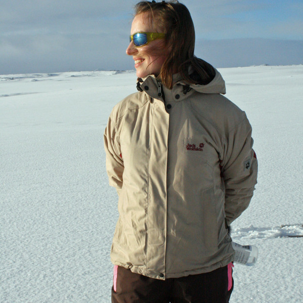 Kerstin að virða fyrir sér snævi þakin öræfin.