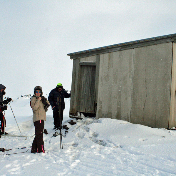 Við gamla Rauðuborgakofann (frá 1963) austan Fjallaborgar.