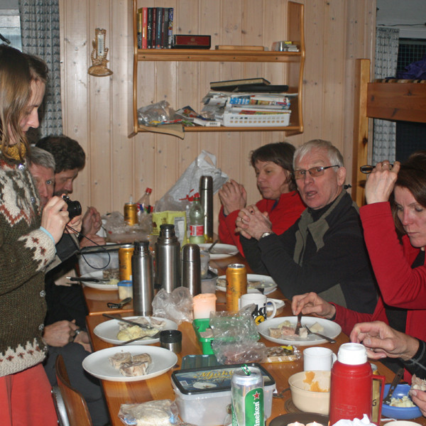 Setið að snæðingi á þorrablóti í Fjallaborg.