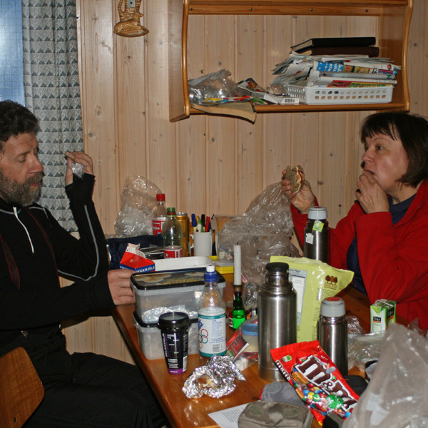 Frímann og Anke-Maria að fá sér morgunmat þ. 16. feb.