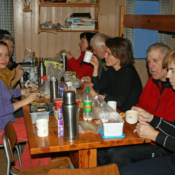 Setið að morgunverði í Fjallaborg þ. 16. feb.