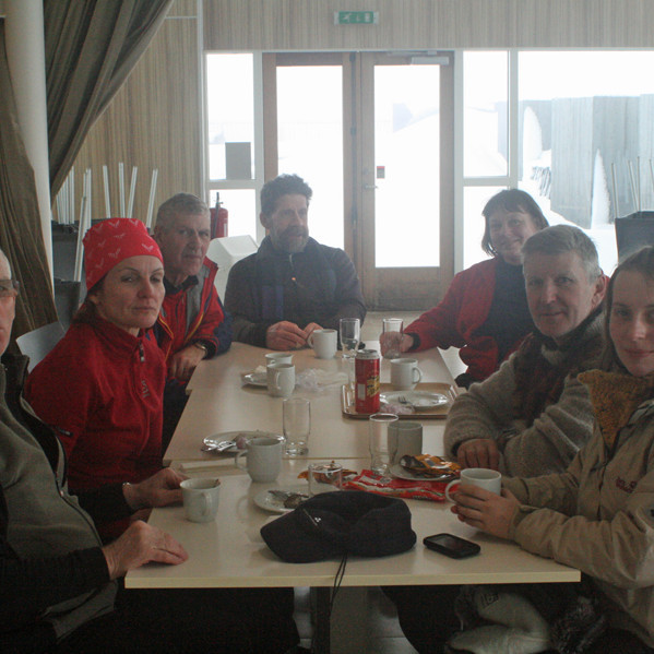 Hópurinn að fá sér kaffi í Jarðböðunum við Mývatn.