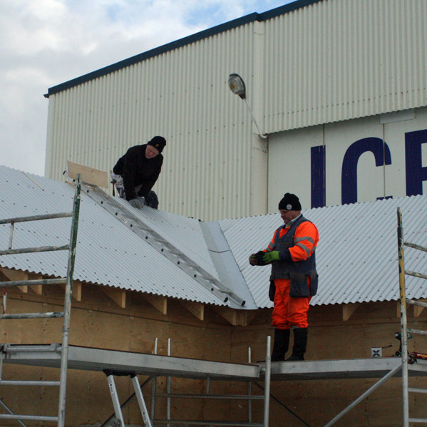 Vignir Víkingsson og Einar Hjartarson að klæða þak skálans.