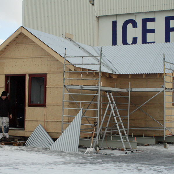 Aluzink komið á þak Nýja-Lamba síðdegis þ. 22. feb. 2014.