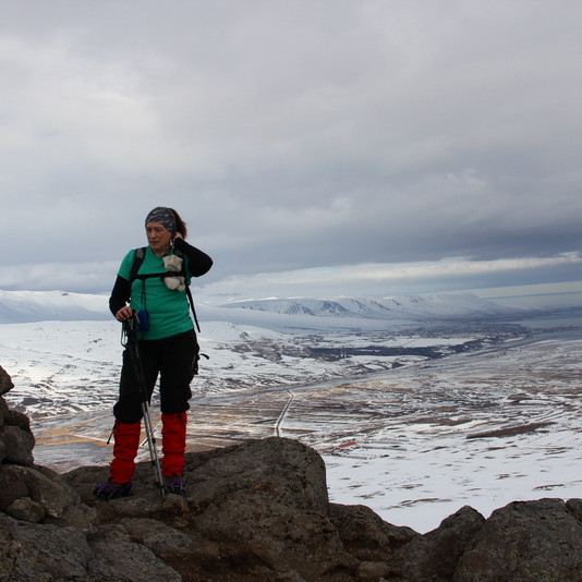 Bergþóra Kristjánsdóttir við vörðuna á Hausnum