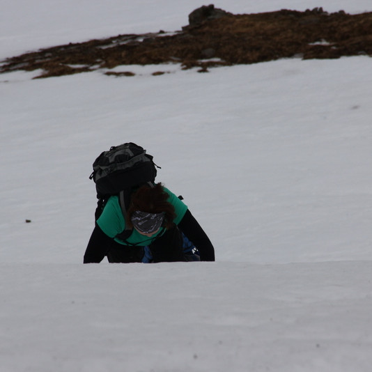 Bergþóra að klífa erfiðann bratta upp á Haus