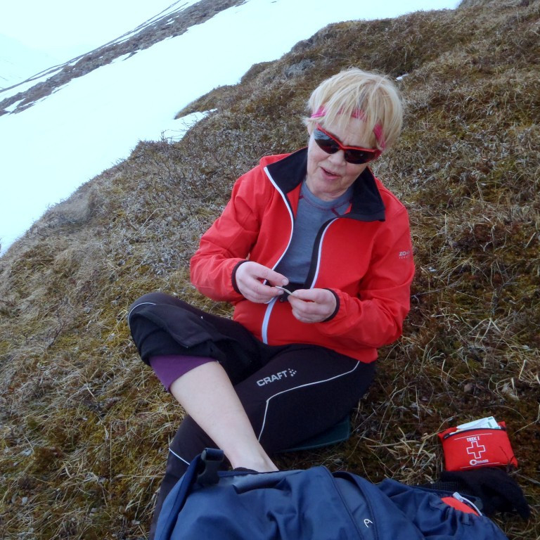 Elín að plástra hælinn