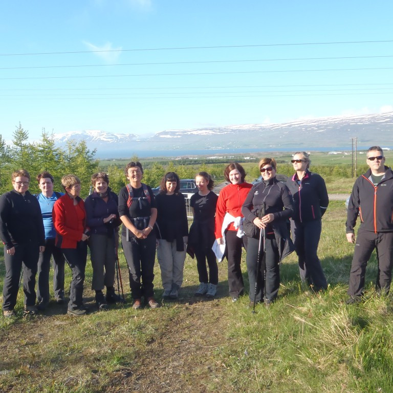 Hópurinn að leggja af stað upp með Hrappstaðaá