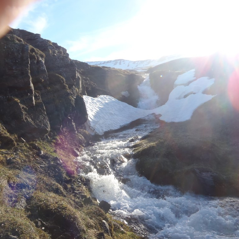 Hæpið að fara yfir á þessari snjóbrú