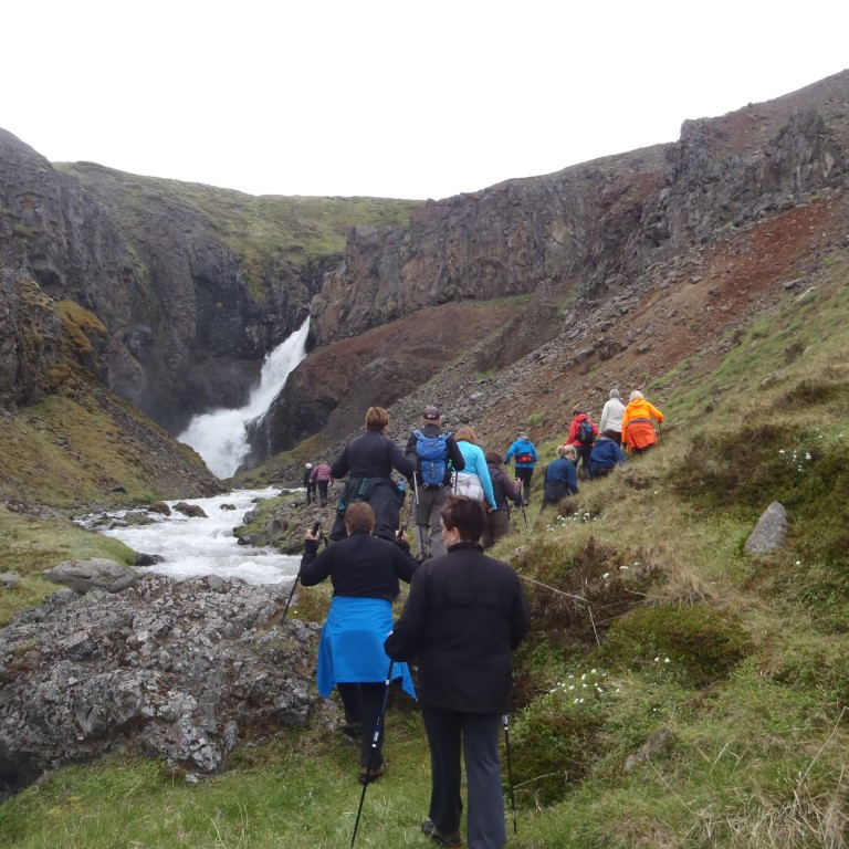 Gengið inn Stekkjarhvamm Stekkjarhvammsfoss framundan.