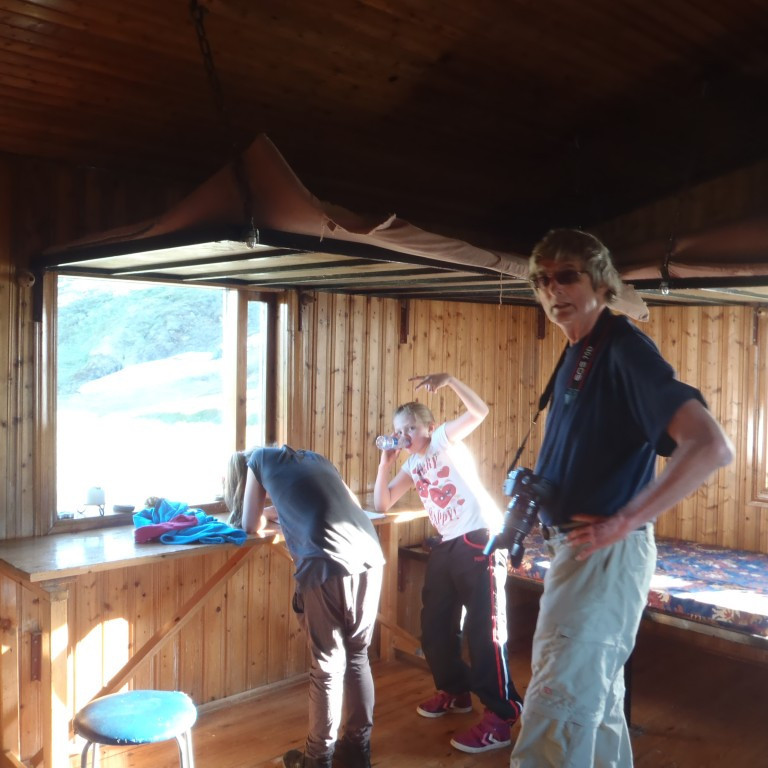 Skifað í gestabók.