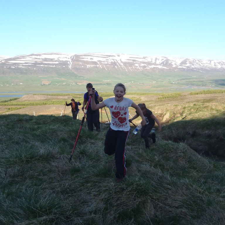 Áfram haldið upp brekkurnar