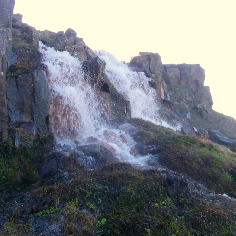 Fossar efst við brúnina