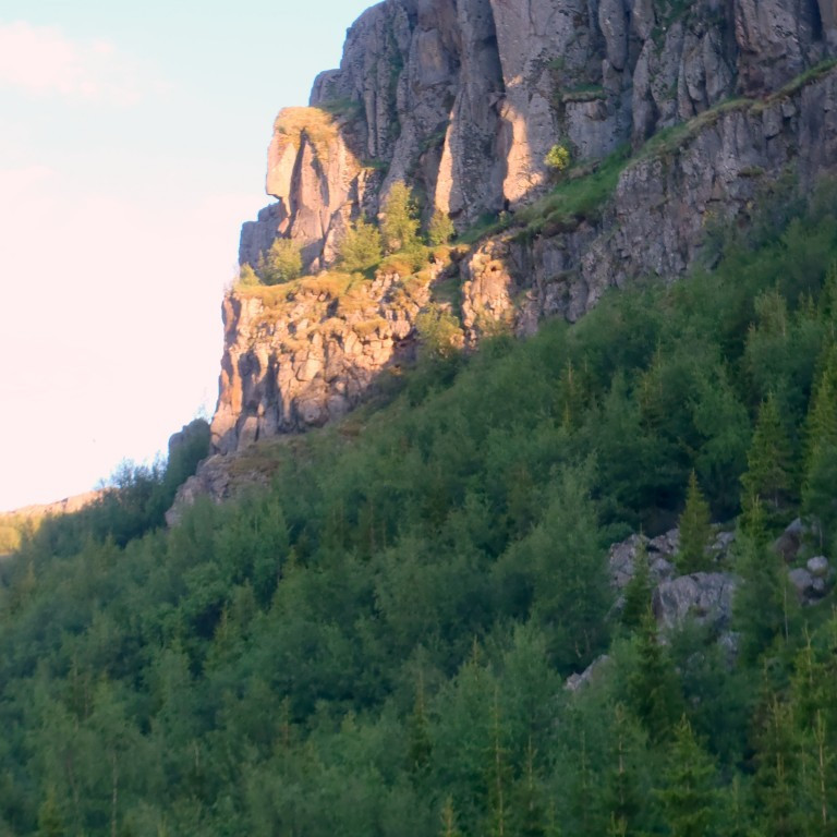 Arnarklettur frá hinni hliðinni